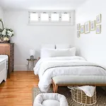 Bright And Beautiful Studio In Old Quebec City